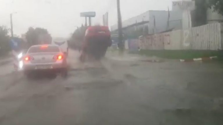 Ce a pățit șoferul unei Dacia Logan care a vrut să facă o depășire prin dreapta pe timp de inundație VIDEO