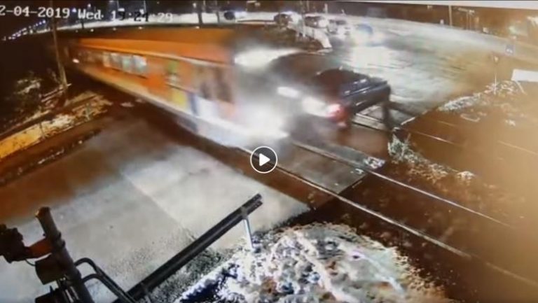 Aproape de moarte. Vorbea la telefon și a fost la un pas de a fi spulberat de tren VIDEO