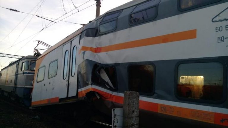 UPDATE. Două trenuri s-au ciocnit frontal lângă Ploiești. 11 persoane au fost rănite