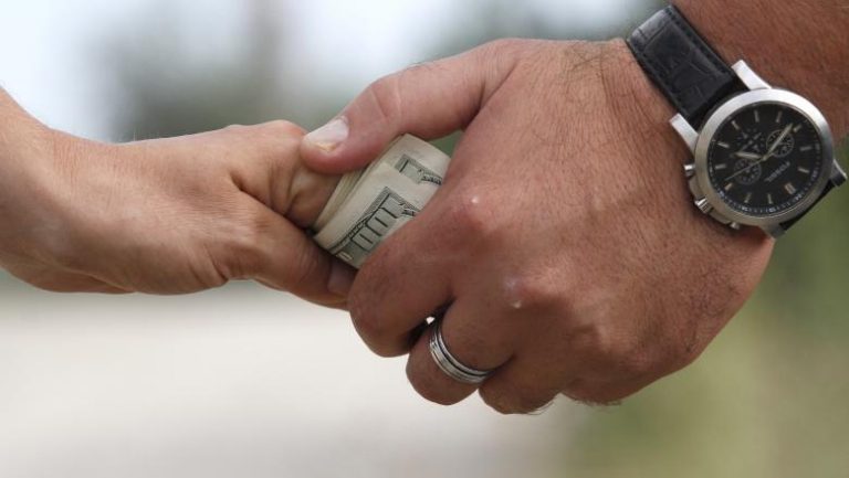 Dosarul șpăgilor de la Arad. Numiri politice chiar și pentru necalificați. Funcționarii erau obligați să plătească taxă la PSD