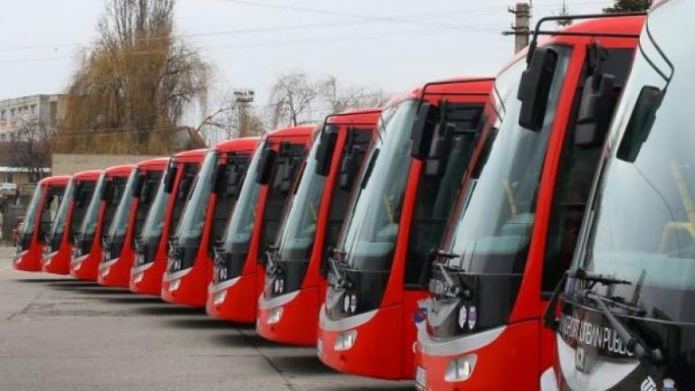 Primul oraș din România cu transport în comun exclusiv electric. Cât au costat autobuzele și ce dotări au