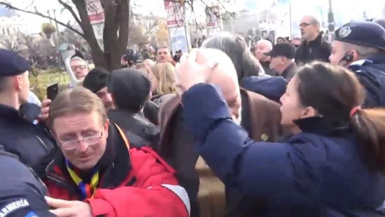 Gelu Voican Voiculescu, lovit în cap de un revoluționar / VIDEO