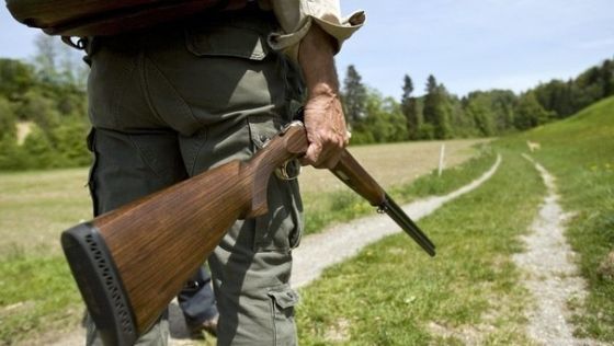 Un om de afaceri timișorean a tras cu arma într-o pădure de lângă Timișoara. Victima a murit pe loc