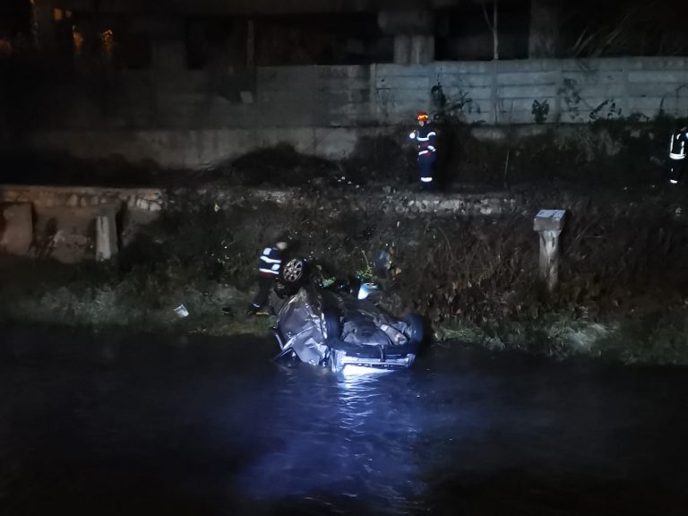 Accident grav la Reșița. O mașină a plonjat în Bârzava, de la 20 de metri înălțime
