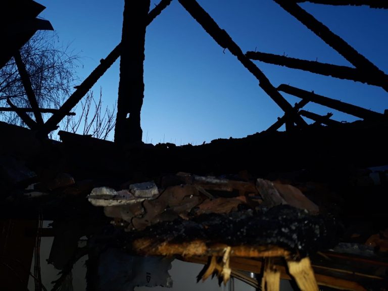 Incendiu violent, în vestul țării. Pompierii au intervenit mai bine de 3 ore ca să stingă focul