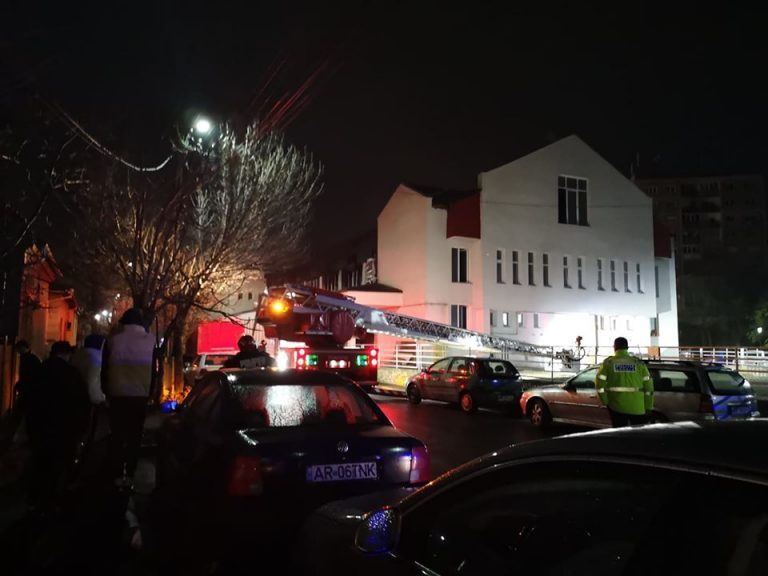 Noapte plină pentru pompierii arădeni. Au lichidat două incendii: la o biserică penticostală și la o casă privată FOTO-VIDEO
