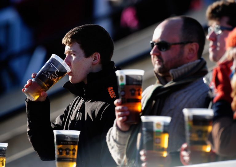 Suporterii vor putea bea bere la competițiile sportive