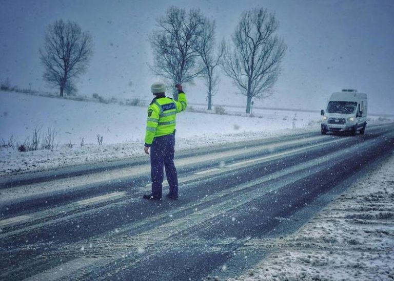 Un microbuz ce transporta 10 persoane s-a răsturnat, din cauza neadaptării vitezei la drumul acoperit cu zăpadă