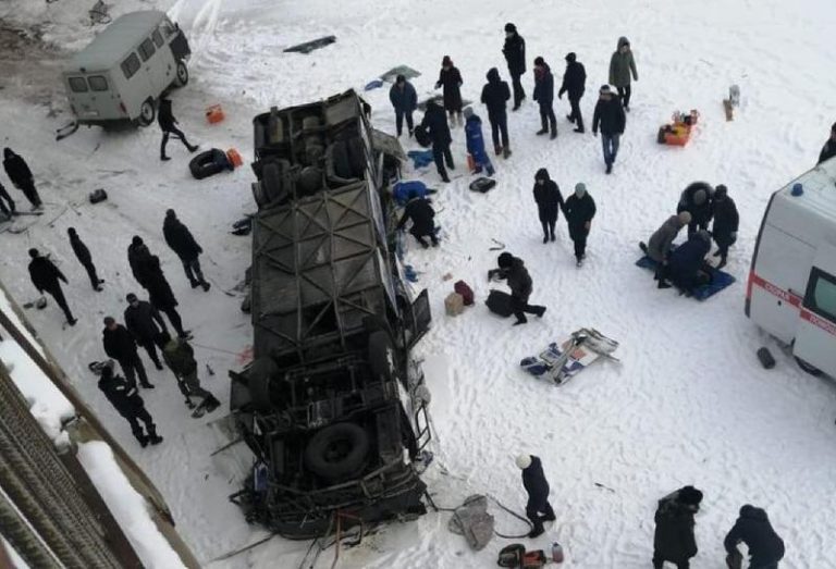 Un autobuz a căzut de pe un pod într-un râu închețat din Siberia: Cel puțin 19 persoane au murit, 21 sunt rănite