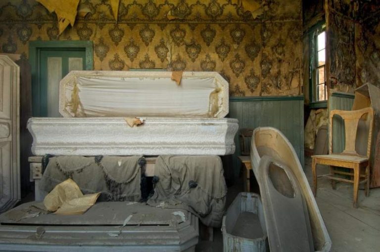 Morţi tinuţi de preot în magazia bisericii. Erau „prea săraci” pentru capela mortuară