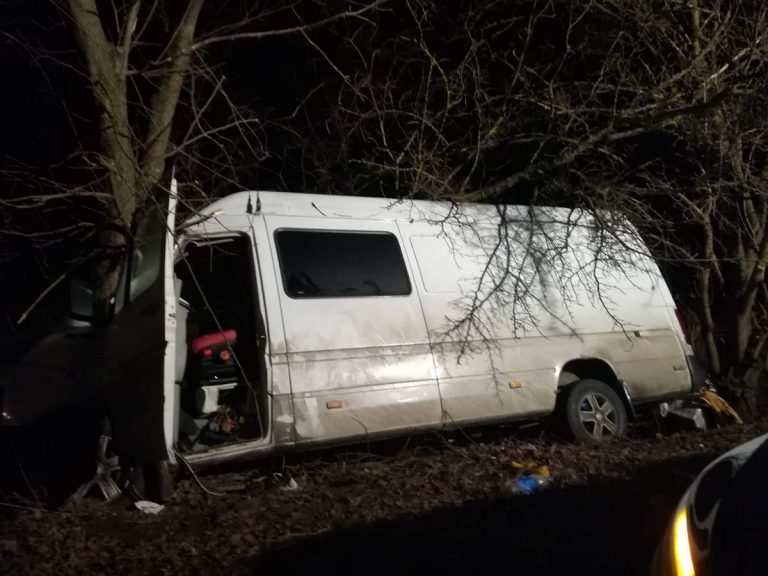 Tragedie în prag de Crăciun. Un microbuz plin cu români, care se întorceau din Anglia, s-a făcut praf. Doi oameni au murit, șapte sunt grav răniți