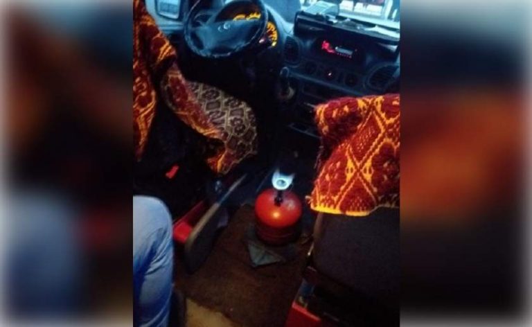 Se întâmplă în România: Călători încălziţi cu butelia aprinsă în microbuz