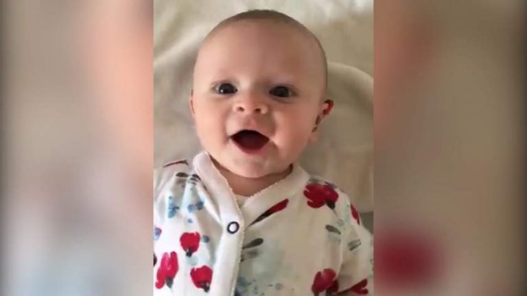 Reacţia unui bebeluş născut surd care aude prima dată vocea mamei VIDEO