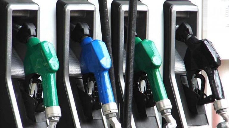 Preţul carburanţilor ar trebui să scadă cu 45 de bani pe litru, de la 1 ianuarie. Supraacciza, eliminată