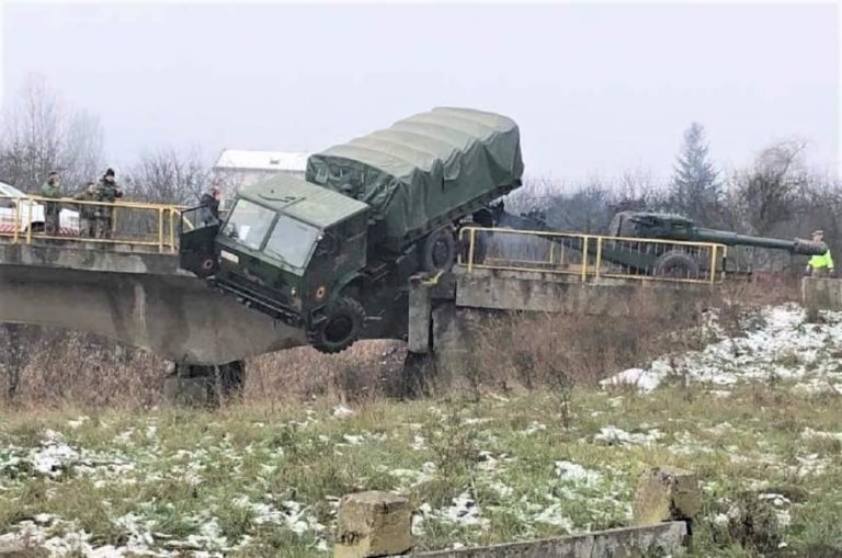 Un camion militar ce transporta un tun a rămas suspendat pe podul în care a intrat