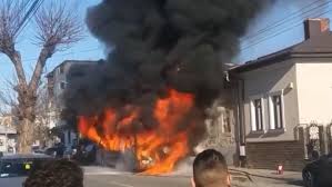 Autobuz făcut scrum | Pasagerii au coborât la timp, dar focul a cuprins acoperișul unei case din apropiere