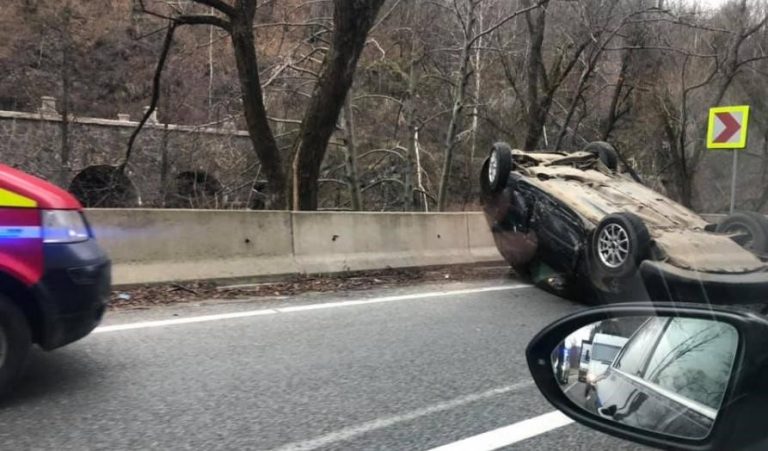 Două persoane rănite, după ce autoturismul în care se aflau s-a răsturnat, pe DN 66