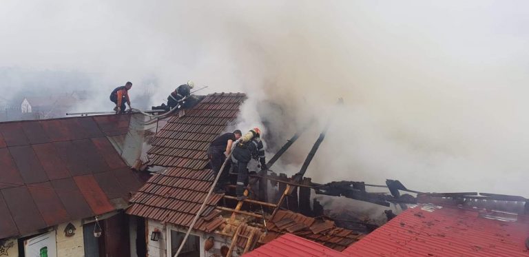 Incendiu puternic la o casă din Banat. Pompierii au intervenit prompt FOTO