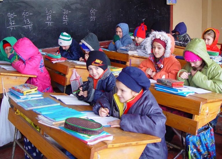 Copiii îngheață în clase pentru că nimeni nu taie lemnele din curtea școlii. Director de școală: Părinții s-au boierit