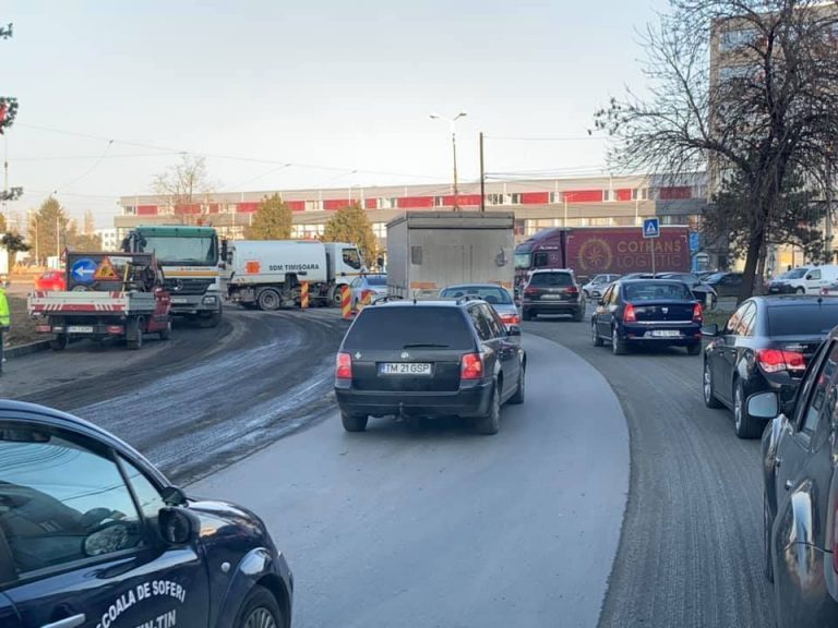 Bandă nouă în sensul giratoriu din Buziașului. Când se va circla pe ea