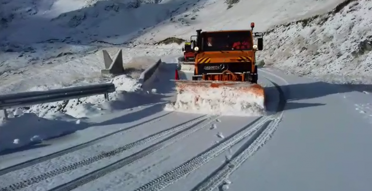 Familie blocată în zăpadă pe Transalpina