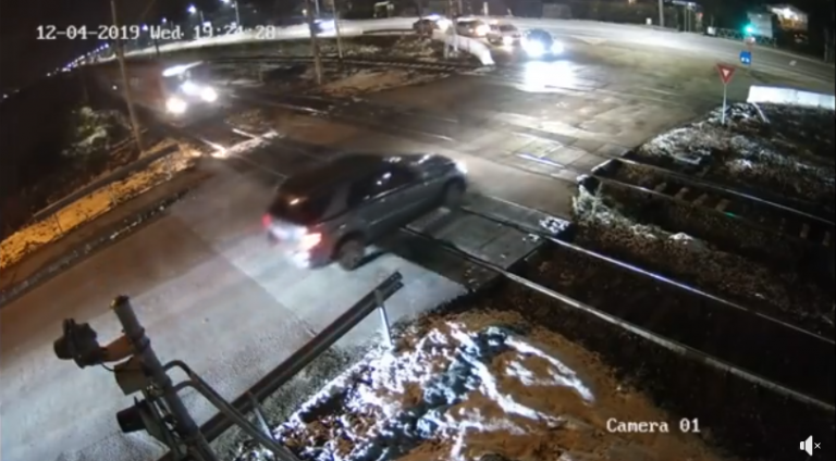 Imagini de infarct, în Cluj! Un șofer neatent scapă cu viață ca prin minune, după ce trece milimetric prin fața trenului VIDEO