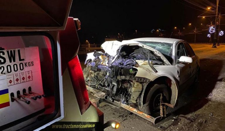 Polițist rănit grav, după ce a intrat cu mașina în stâlp