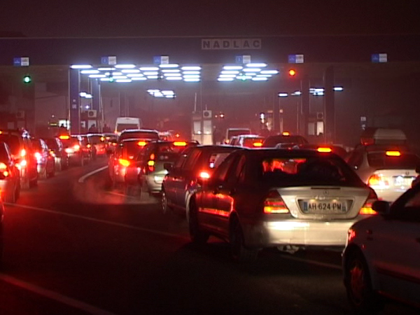 Aglomeraţie la Nădlac II | Românii care au venit în ţară de sărbători se întorc în străinătate