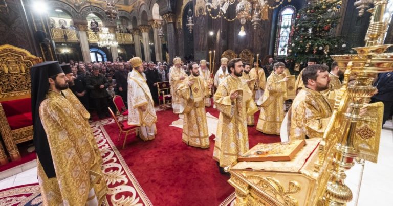 Un preot binecuvântează enoriaşii cu furtunul, în biserică VIDEO