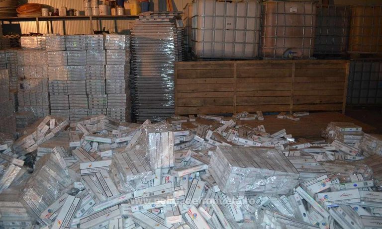 Un controlor vamal a vândut 170.000 de pachete de țigări ca să își întrețină noua iubită