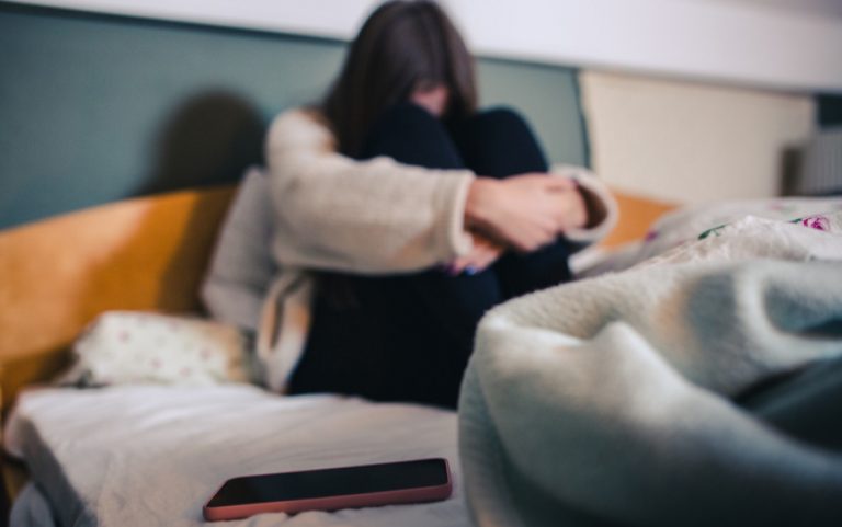 Tânără însărcinată, ameninţată cu pistolul să nu mai ia pastile care îi afectează copilul