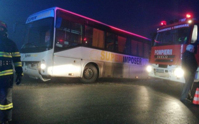 Autocar cu 23 de copii, implicat într-un accident rutier, în Timiș