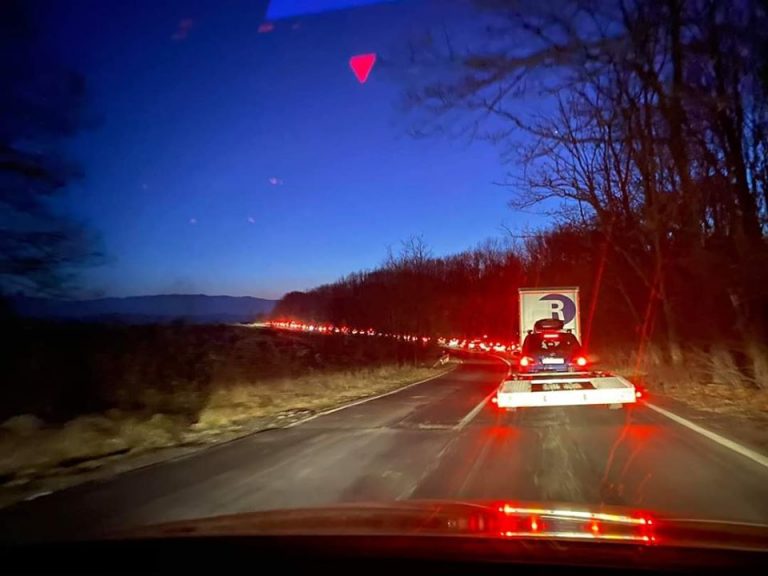 Cozi kilometrice pe una dintre cele mai circulate șosele din vestul țării FOTO