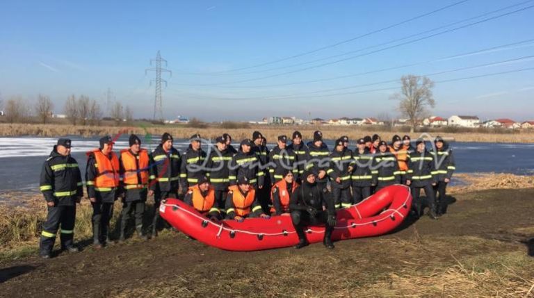 Pompierii de la ISU Banat testează, în premieră, noile bărci de intervenție, pe lacul din Dumbrăvița VIDEO