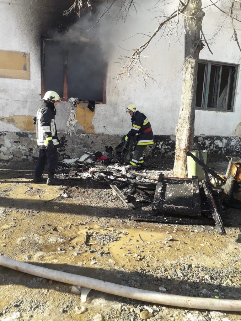 O femeie din vestul țării a suferit un atac de panică după ce casa i-a luat foc