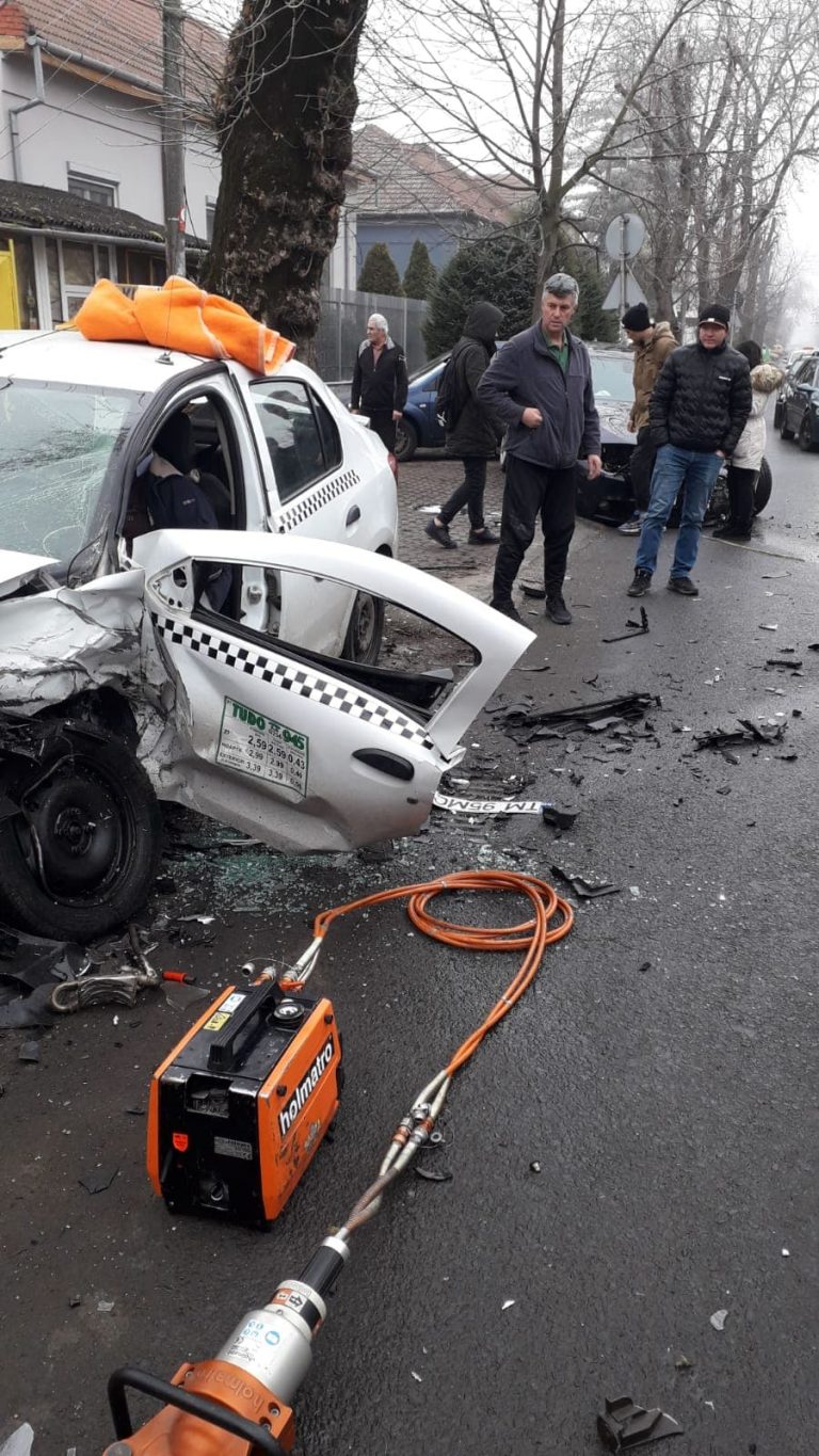 Taxi implicat într-un accident rutier, în Timișoara