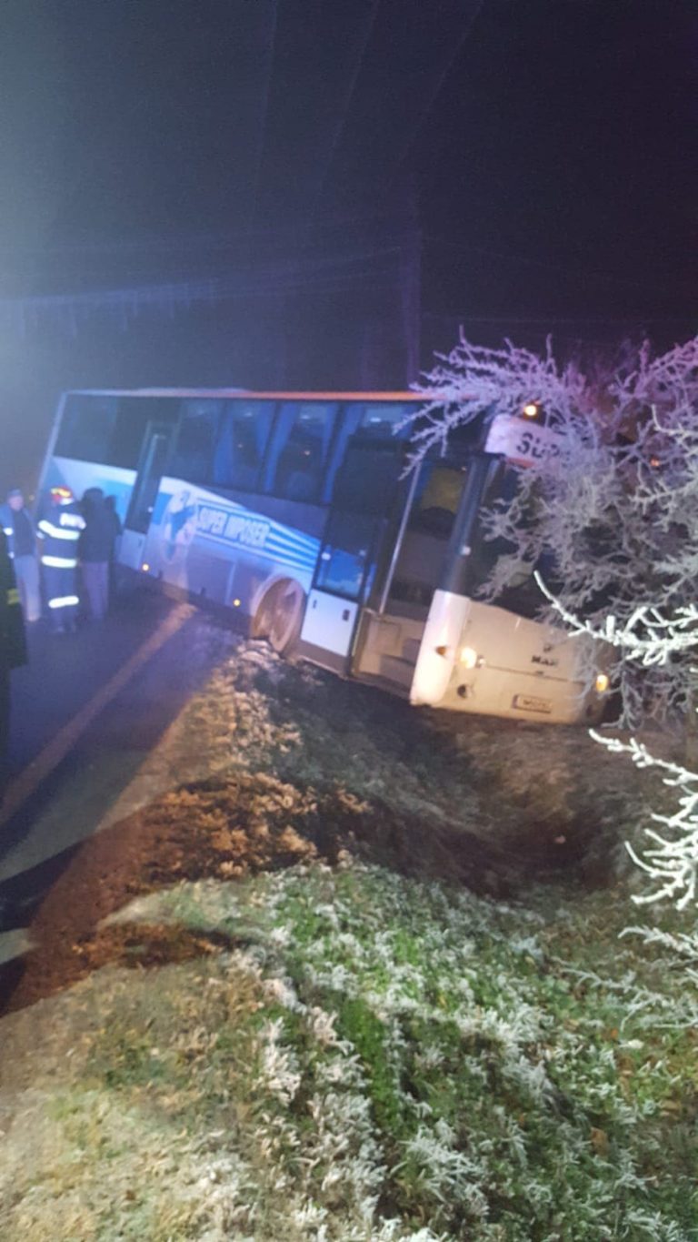 Autobuz care transporta 50 de copii, în șanț