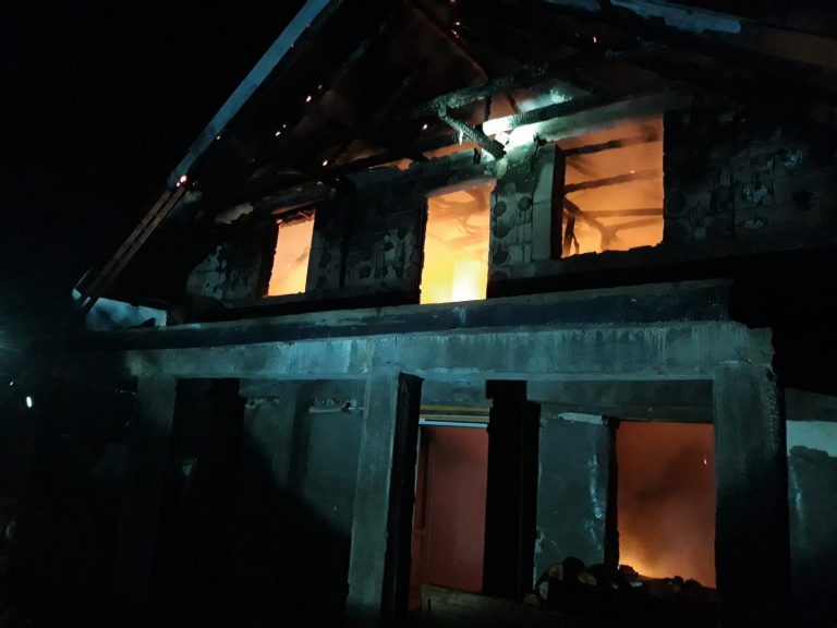 Casă distrusă de flăcări, în Caraș-Severin