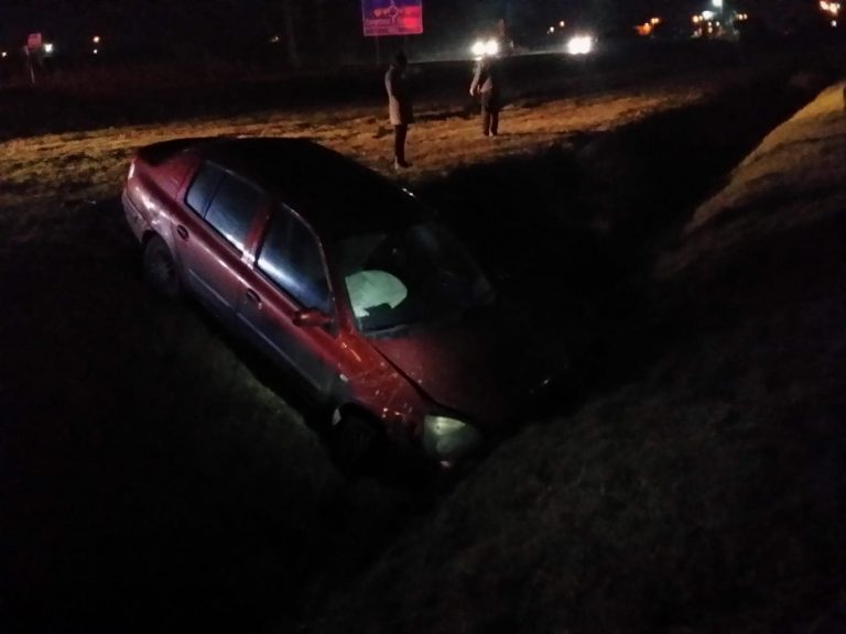 Un șofer a ajuns la spital, după ce s-a oprit cu mașina în șanț