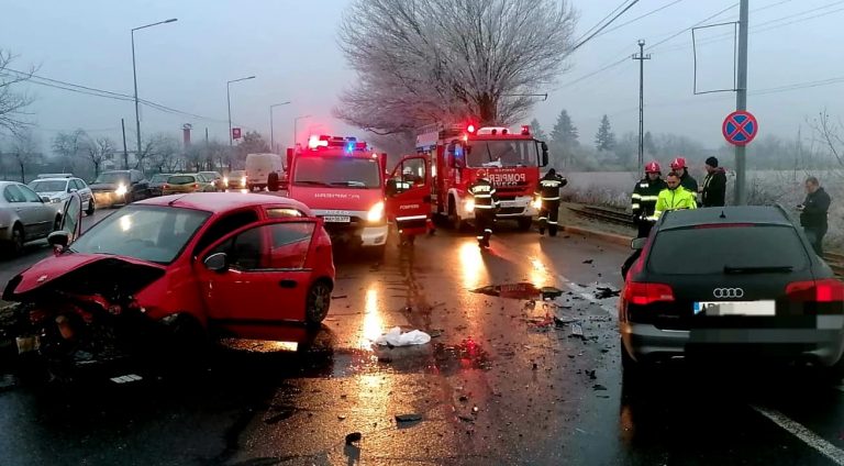 O persoană încarcerată și mașini distruse, după un accident petrecut în Vest