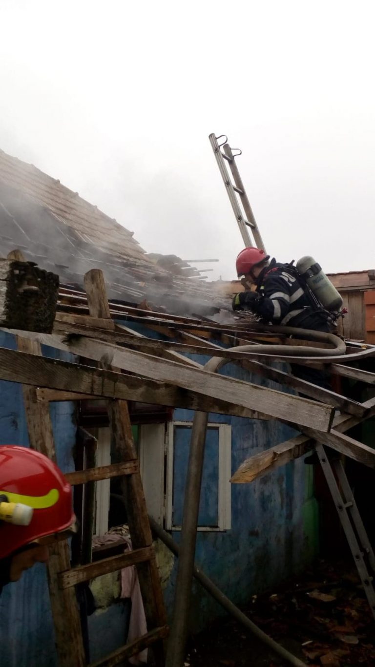 Le-a luat foc casa din cauza unui coș de fum