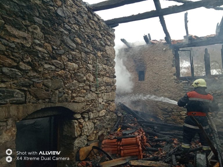 Bărbat găsit mort într-o casă mistuită de flăcări