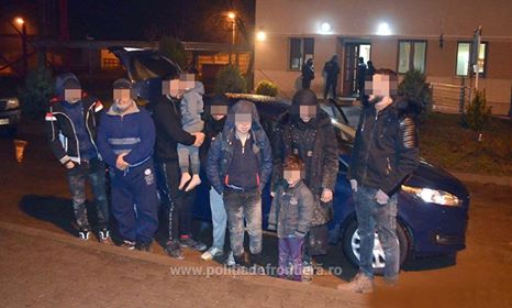 Opt migranți și călăuza lor, opriți după ce au intrat ilegal în țară