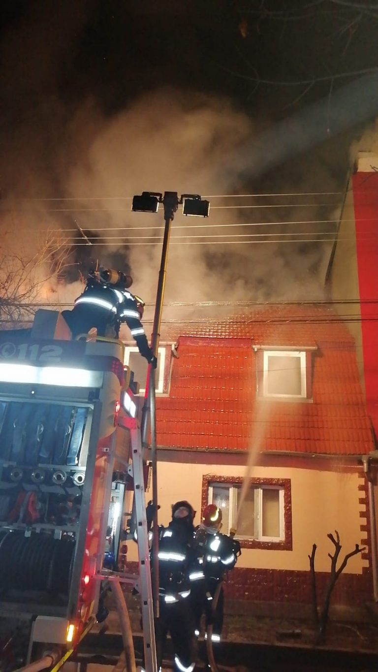O mansardă a luat foc la Timișoara. Flăcările s-au extins și la casa vecină