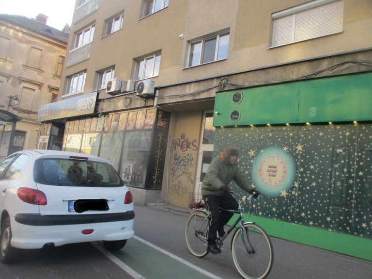 Zeci de șoferi, amendați pentru că au blocat bicicliștii