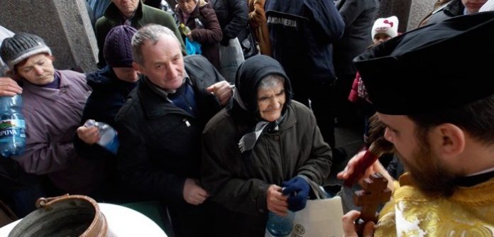 Boboteaza-sfintirea-apei-catedrala-aglomeratie-apa-sfintita-23