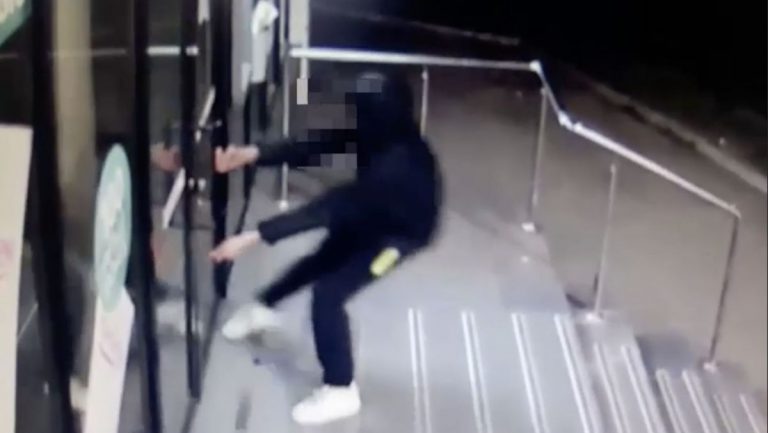 Jaf ca-n filme. Patru tineri au luat pe sus automatul de plătit facturi şi au fugit cu el