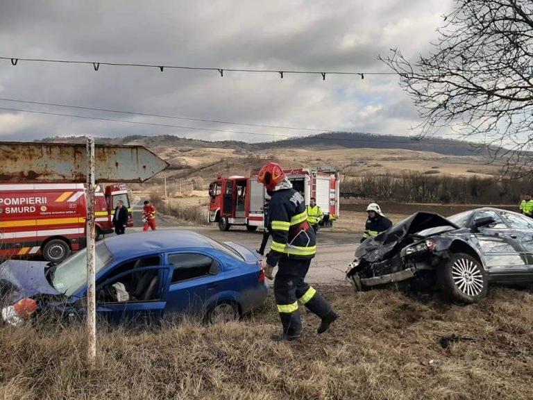 Accident grav în vestul țării. Două mașini implicate, patru răniți FOTO