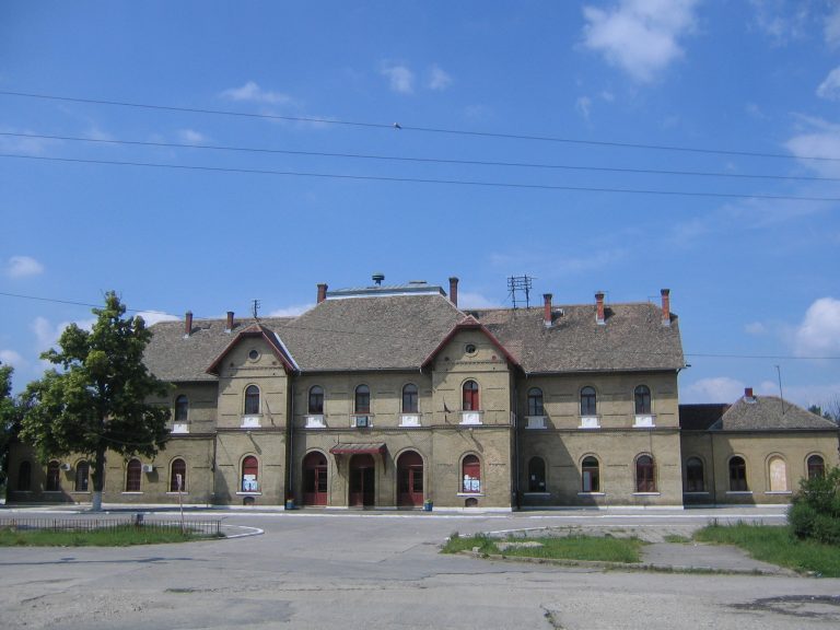 A furat gardul gării în 4 zile