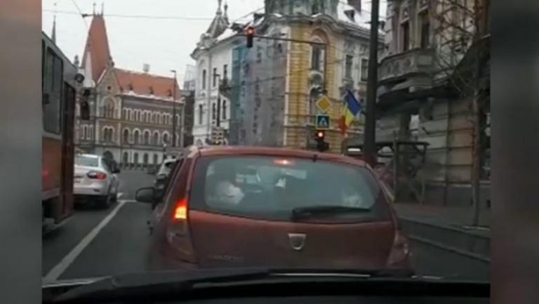 Se întâmplă în România: copil transportat deasupra portbagajului